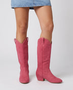 Bottes hautes western en suédine Marjolaine — Rose Framboise, portées en plan rapproché avec une robe courte