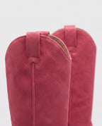 Bottes hautes western en suédine Marjolaine — Rose Framboise, détail du haut de tige et du tirant cousu
