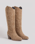 Bottes western à enfiler en suédine brodée Angélique — Camel, paire en packshot studio