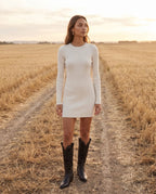 Bottes santiags à broderie ton sur ton en simili Corentine Noir — portées en extérieur