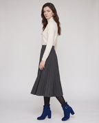 Bottines a bride et boucle en suedine Armantine Bleu Outremer — portées en pied