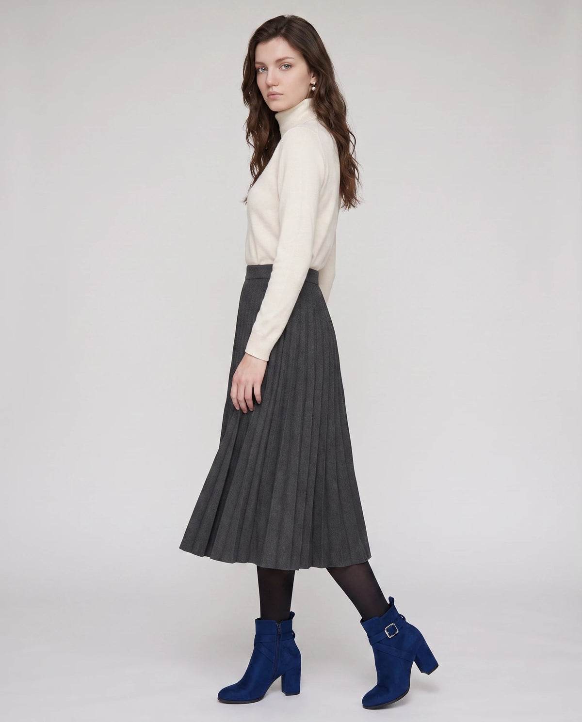 Bottines a bride et boucle en suedine Armantine Bleu Outremer — portées en pied