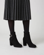 Bottines a bride et boucle en suedine Armantine Noir — portées, plan rapproché
