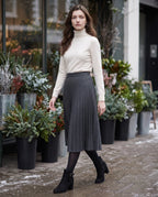 Bottines a bride et boucle en suedine Armantine Noir — portées en extérieur