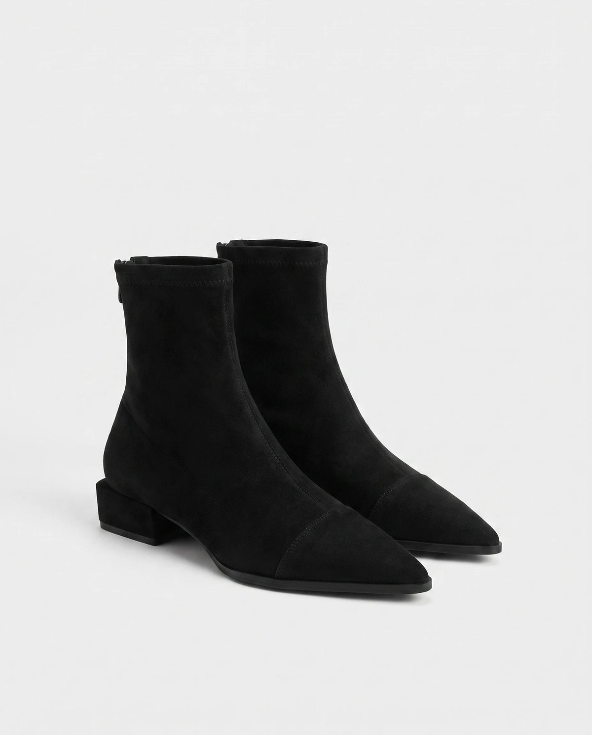 Bottines chaussette plates à bout pointu Célinie — Noir, paire en packshot studio