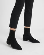 Bottines chaussette plates à bout pointu Célinie — Noir, portées en plan rapproché