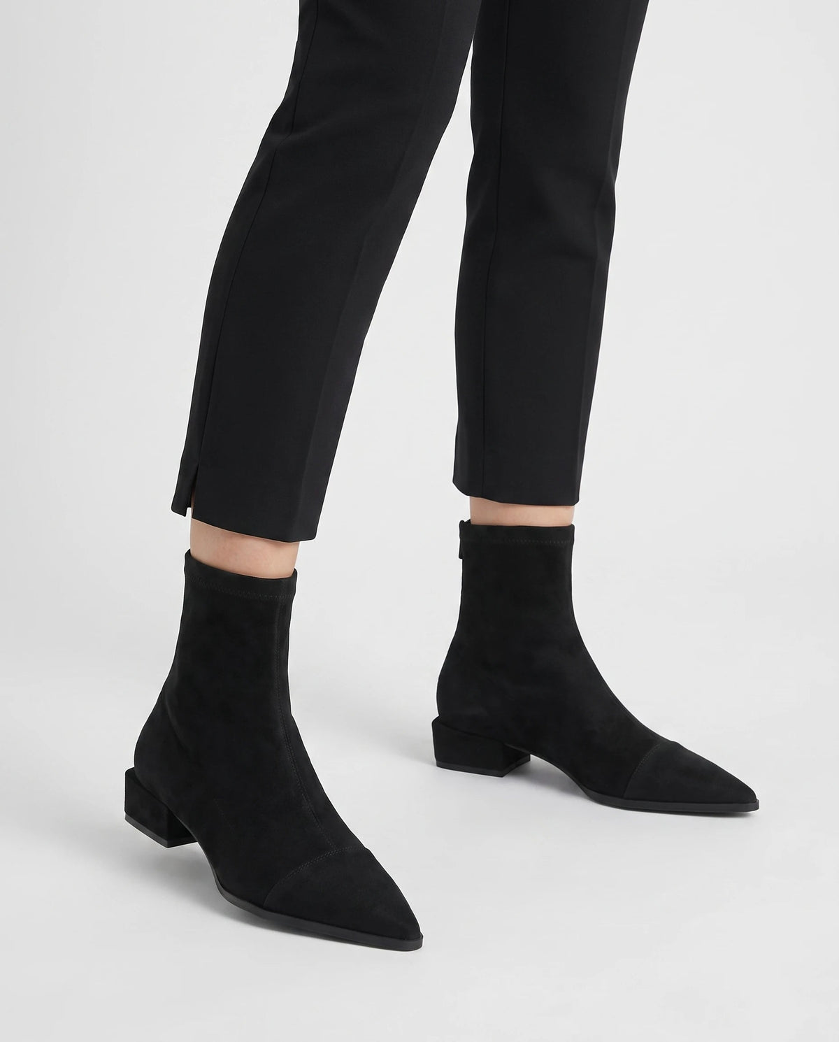 Bottines chaussette plates à bout pointu Célinie — Noir, portées en plan rapproché