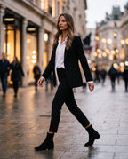 Bottines chaussette plates à bout pointu Célinie — Noir, portées en situation urbaine