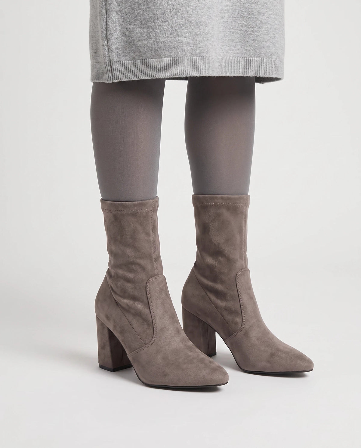 Bottines chaussette en suédine à talon bloc Dorothée — Taupe, portées en plan rapproché