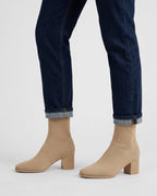 Bottines chaussettes en maille a talon bloc Cyprienne Beige — portées, plan rapproché