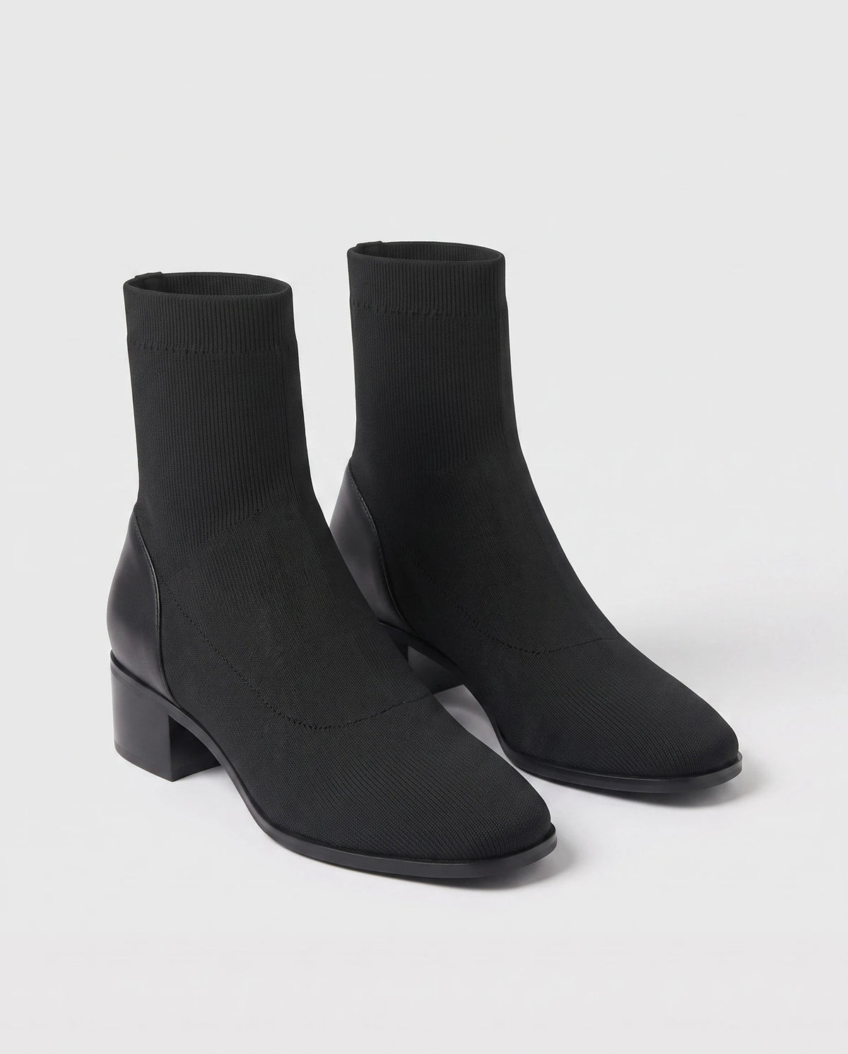 Bottines chaussettes en maille a talon bloc Cyprienne Noir — packshot studio
