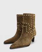 Bottines cloutées en suédine Armande — Kaki, paire en packshot studio
