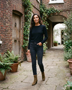 Bottines cloutées en suédine Armande — Kaki, portées en extérieur