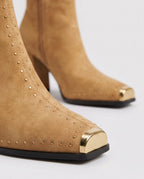 Bottines cloutées à bout métal en suédine Benoîte — Camel, packshot vue complémentaire