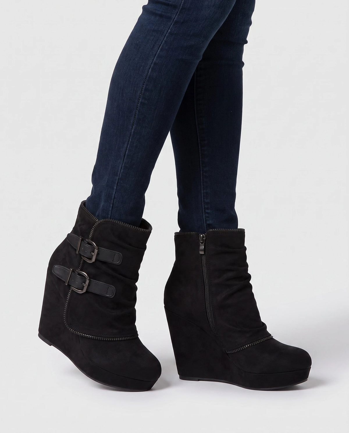 Bottines compensées à boucles en suédine Ermeline — Noir, portées en plan rapproché