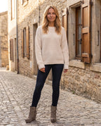 Bottines compensées à boucles en suédine Ermeline — Taupe, portées en extérieur