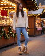 Bottines fourrées à lacets en suédine Toinette — Camel, portées en extérieur