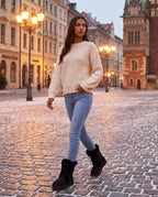Bottines fourrées à lacets en suédine Toinette — Noir, portées en situation