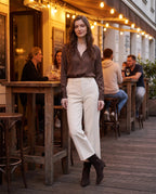 Bottines pointues à talon kitten Nathalène — Café, portées en extérieur