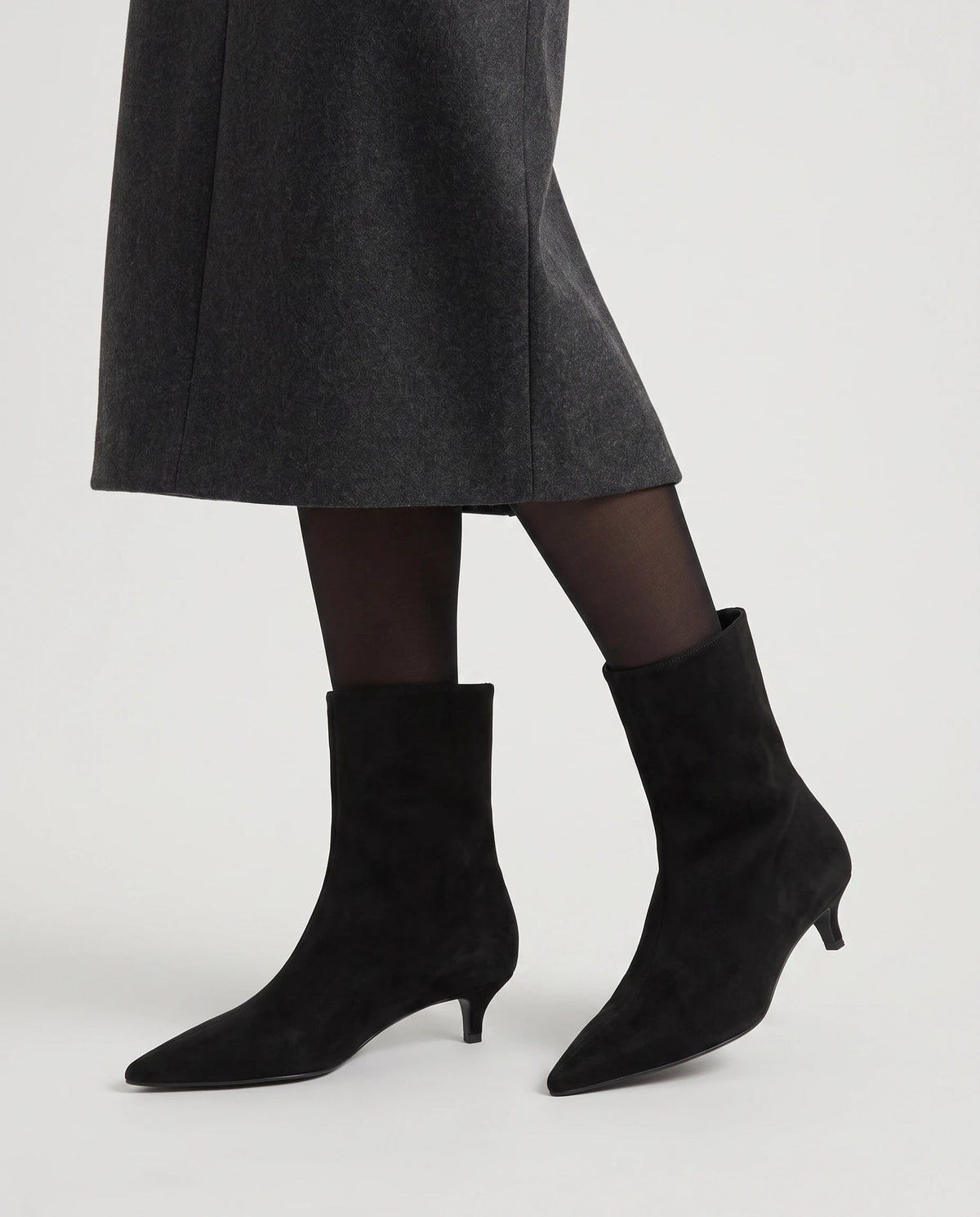 Bottines pointues à talon kitten Nathalène — Noir, portées en plan rapproché