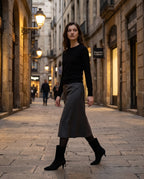 Bottines pointues à talon kitten Nathalène — Noir, portées en situation urbaine