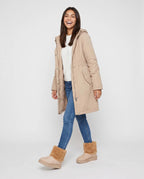 Bottines de neige à col fourrure et plateforme Yolène — Camel, portées en plein pied studio
