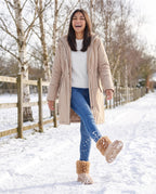 Bottines de neige à col fourrure et plateforme Yolène — Camel, portées en extérieur