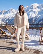 Bottines de neige à col fourrure et plateforme Yolène — Crème, portées en situation hivernale
