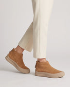 Bottines de neige plates à zip dos Clarine — Camel, portées en plan rapproché