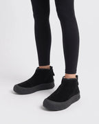 Bottines de neige plates à zip dos Clarine — Noir, portées en plan rapproché