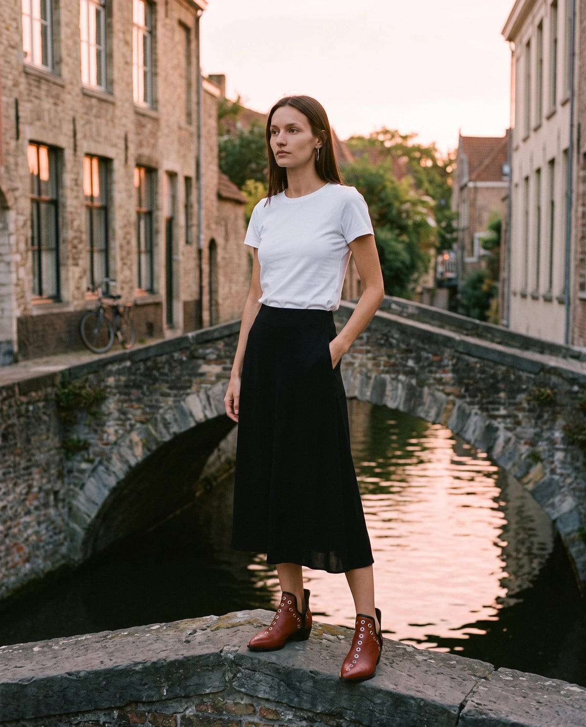 Bottines western à œillets cloutés Azélie — Brique, portées en extérieur
