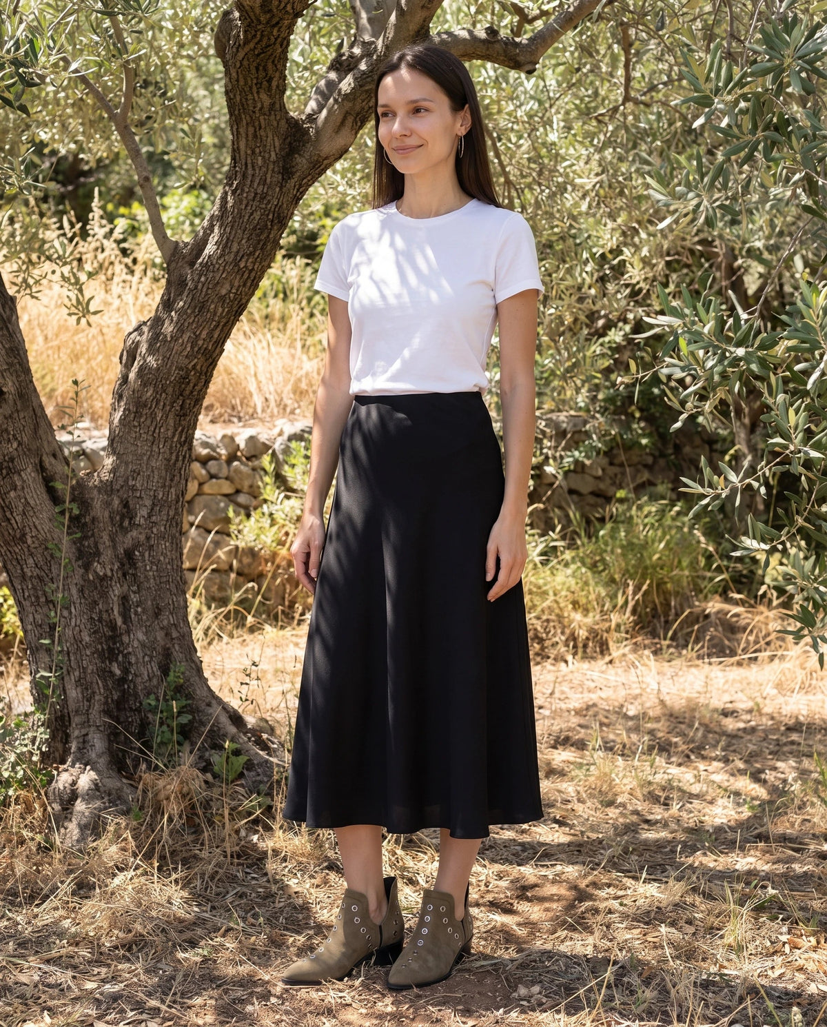 Bottines western à œillets cloutés Azélie — Kaki, portées en extérieur