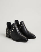 Bottines western à œillets cloutés Azélie — Noir, paire en packshot studio