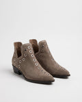Bottines western à œillets cloutés Azélie — Taupe, paire en packshot studio