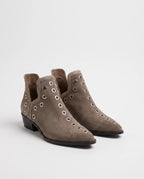 Bottines western à œillets cloutés Azélie — Taupe, paire en packshot studio