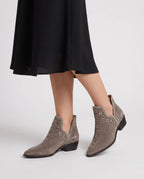 Bottines western à œillets cloutés Azélie — Taupe, portées en plan rapproché