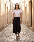 Bottines western à œillets cloutés Azélie — Taupe, portées en extérieur
