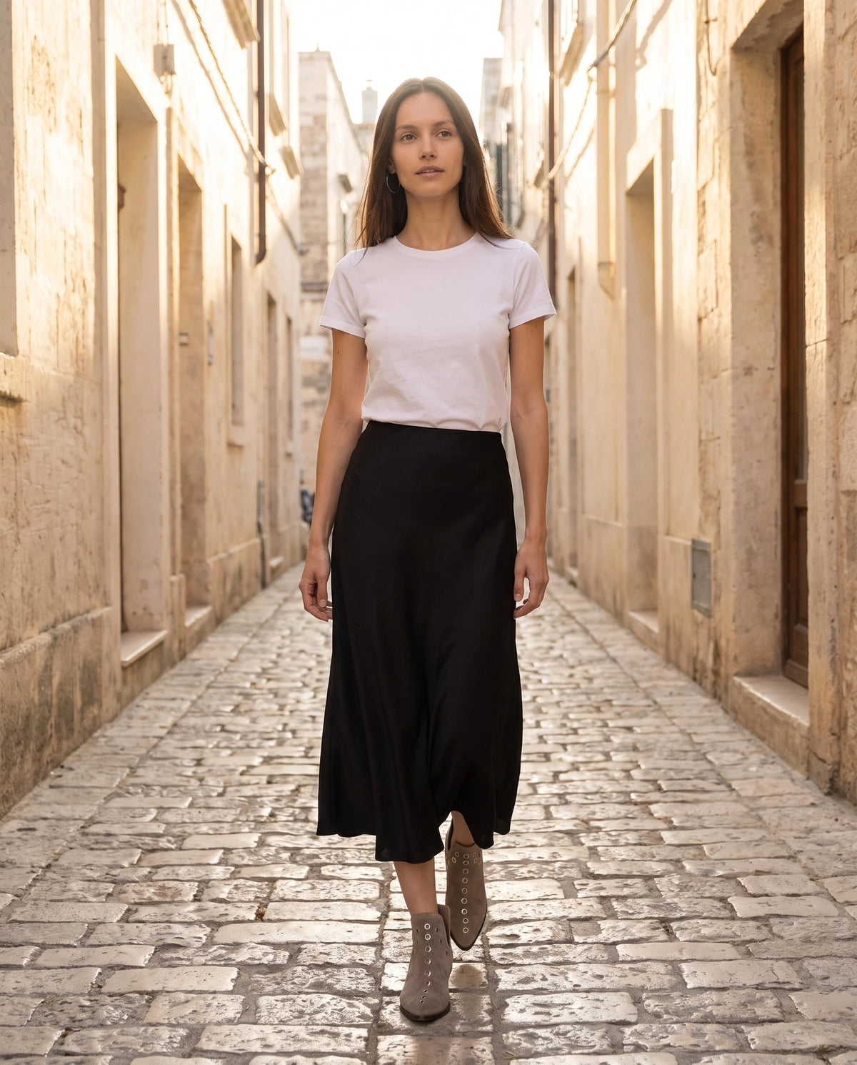 Bottines western à œillets cloutés Azélie — Taupe, portées en extérieur