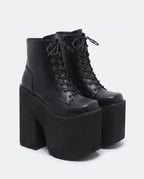 Bottines plateforme XXL lacées Zénobie — Noir, paire en packshot studio