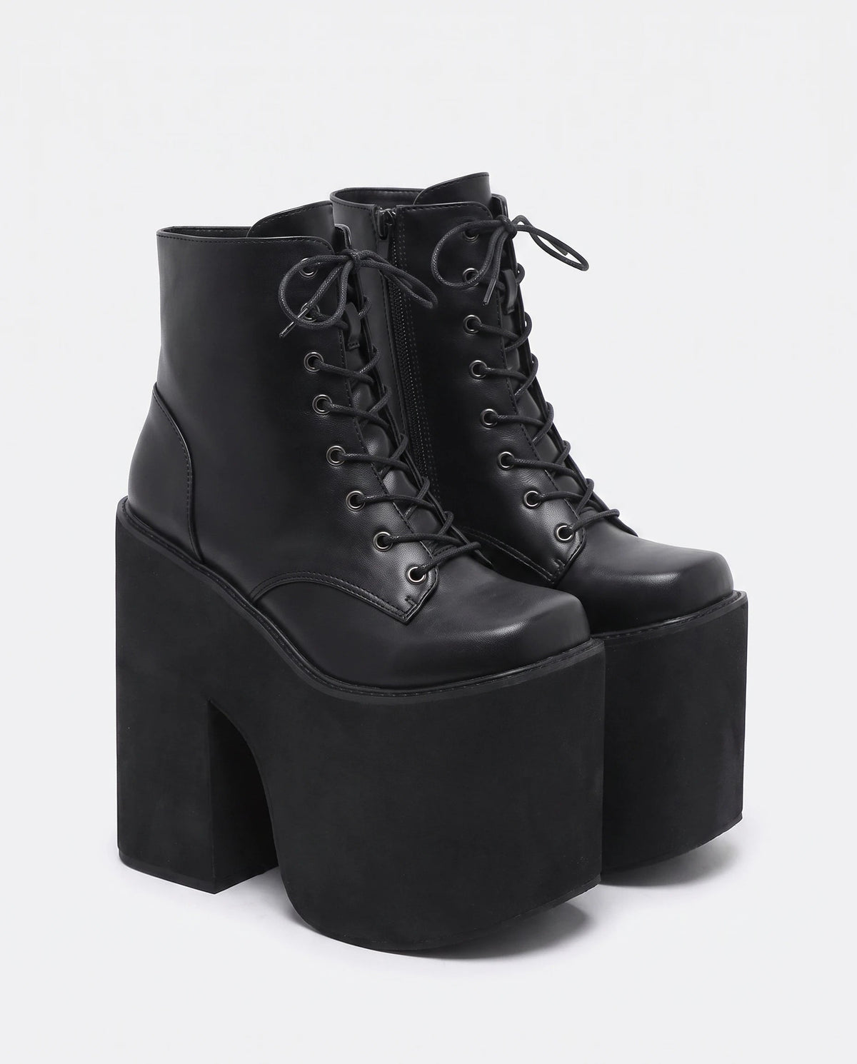 Bottines plateforme XXL lacées Zénobie — Noir, paire en packshot studio