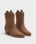 Bottines santiags basses en suédine Yvonne — Chocolat, paire vue de trois quarts en studio