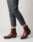 Bottines western à bout pointu en simili Mathurine Brun Cacao — portées, plan rapproché