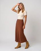 Bottines western en suédine Quiterie — Camel, portées en plein pied studio
