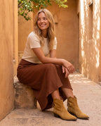 Bottines western en suédine Quiterie — Camel, portées en extérieur