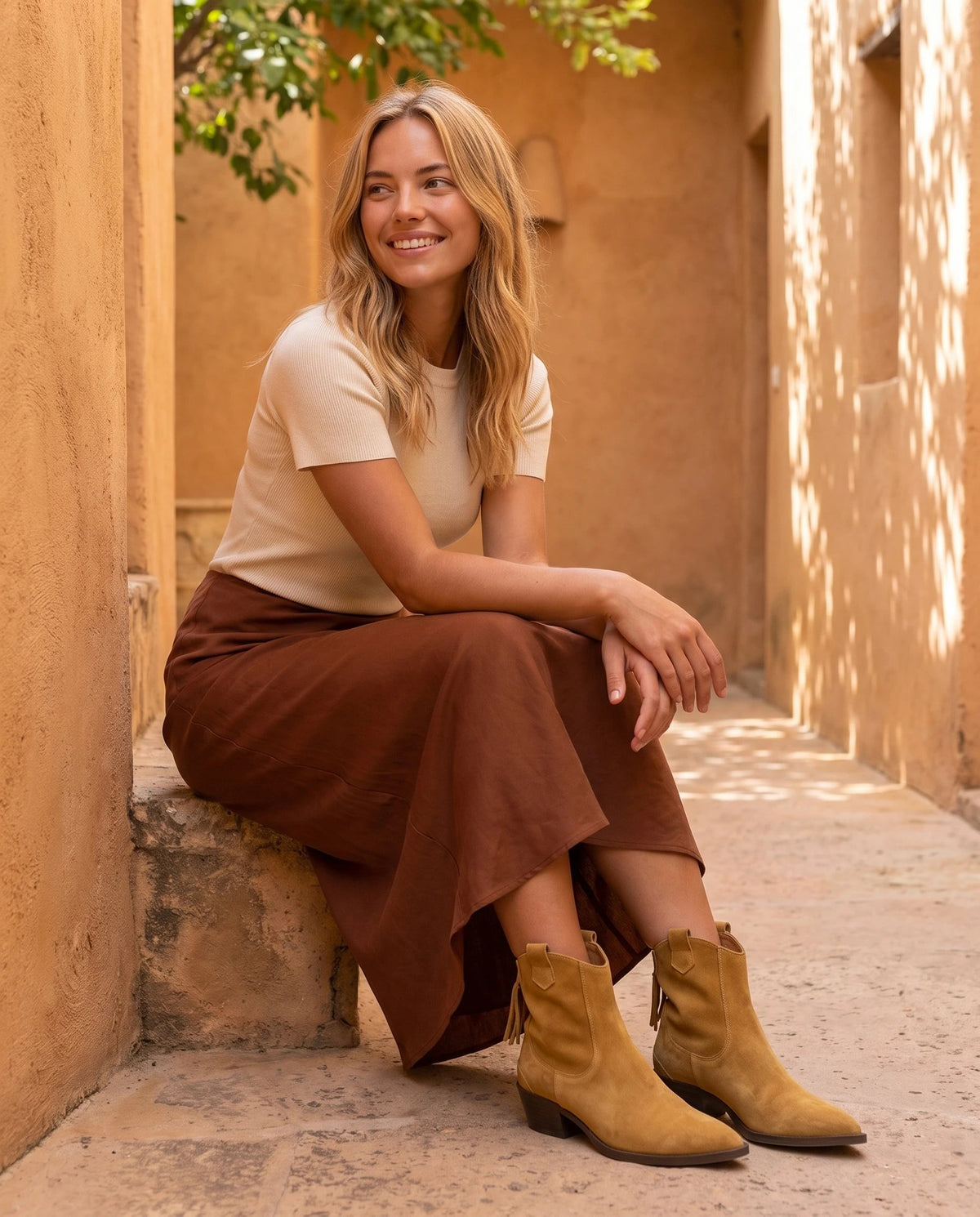 Bottines western en suédine Quiterie — Camel, portées en extérieur