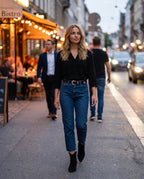 Bottines western en suédine Quiterie — Noir, portées en situation urbaine