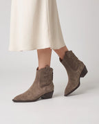 Bottines western en suédine Quiterie — Taupe, portées en plan rapproché