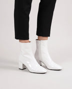 Bottines zippées en simili brillant Reine — Blanc, portées en plan rapproché