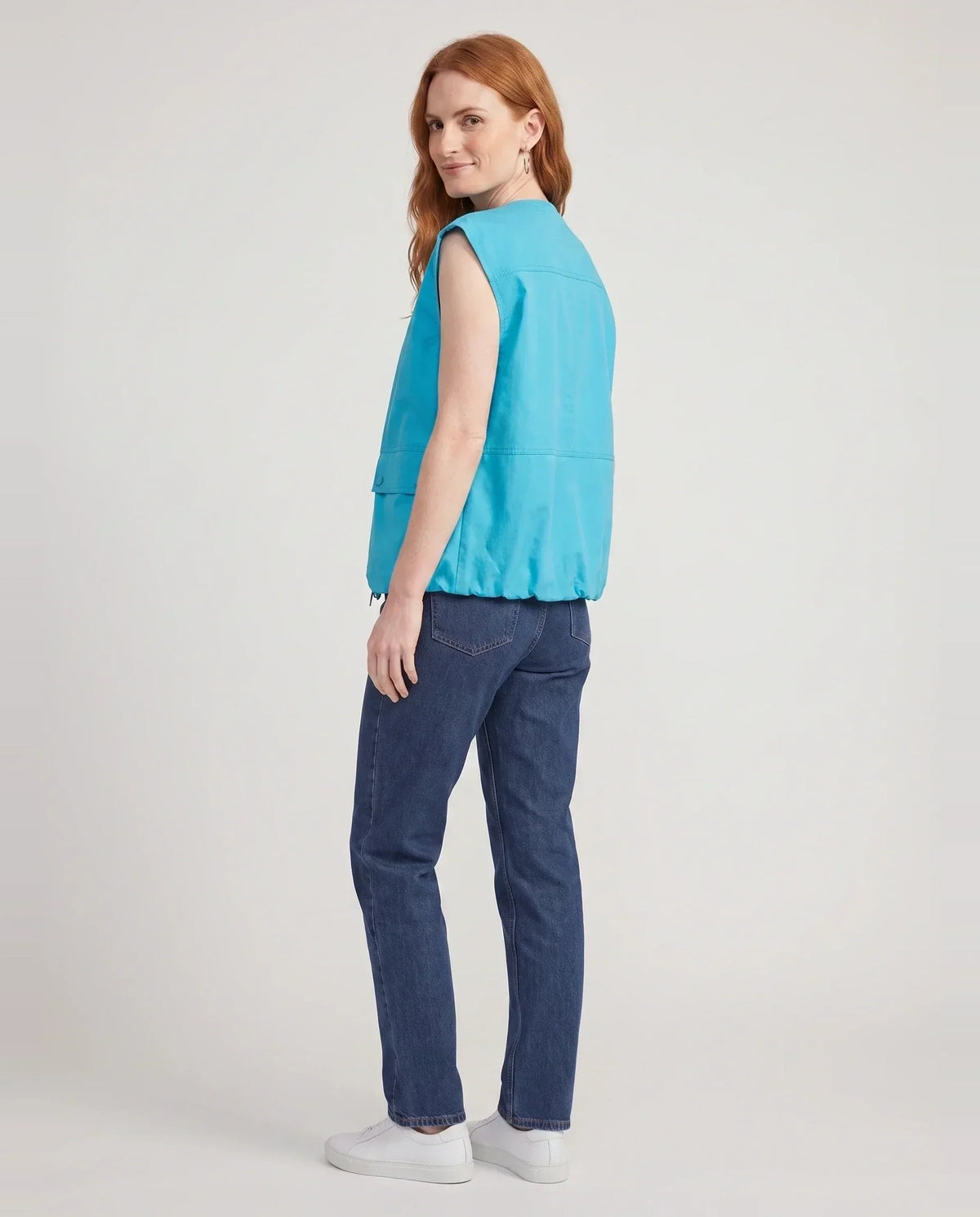 Gilet cargo zippé bleu turquoise Paloma, vue de trois quarts en studio
