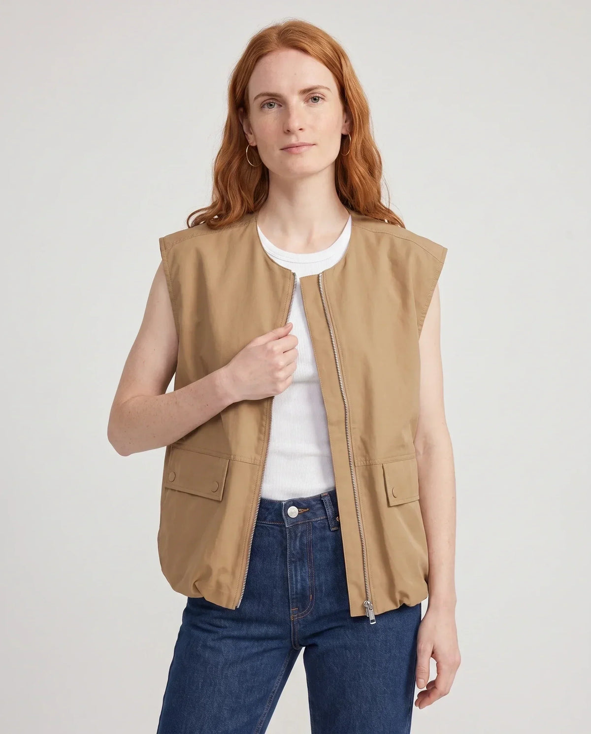 Gilet cargo zippé camel Paloma, plan rapproché en studio
